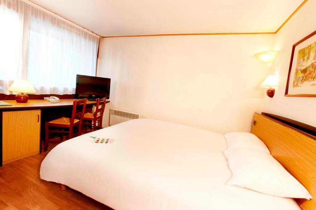 Campanile Hotel Майенн Номер фото