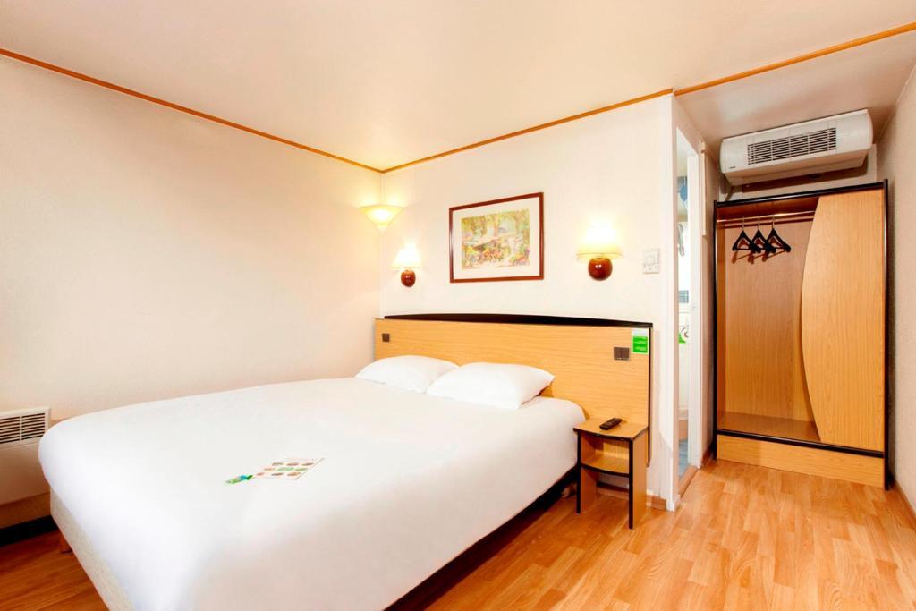 Campanile Hotel Майенн Номер фото