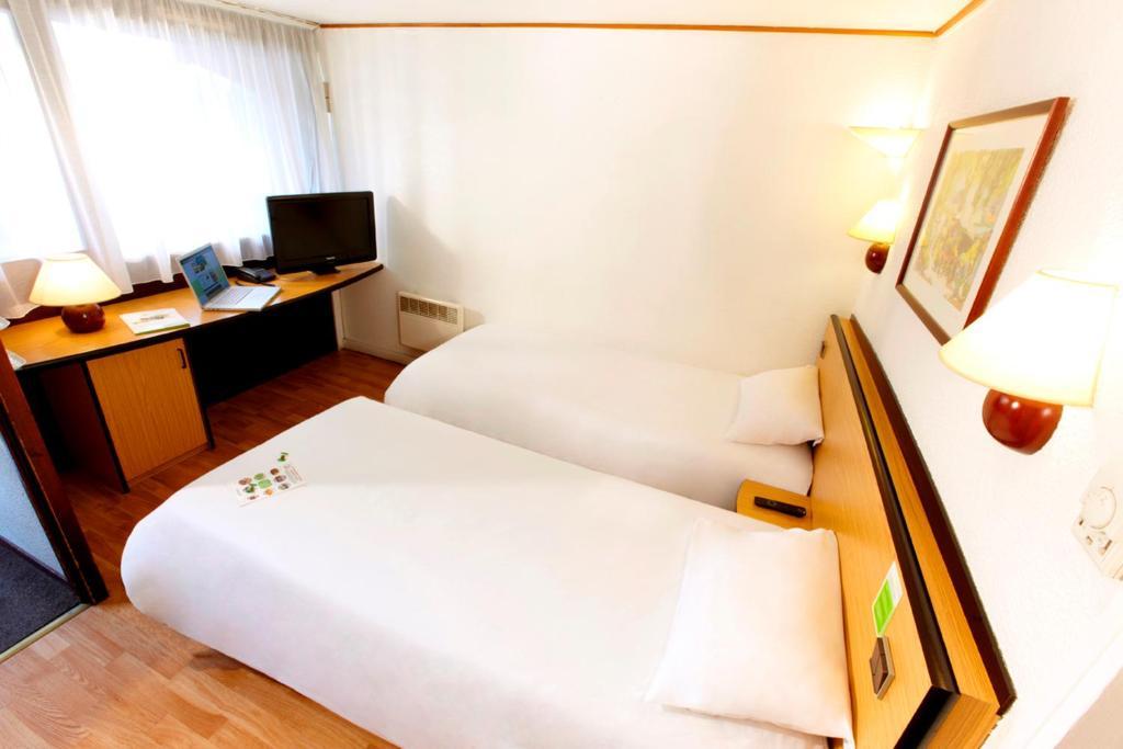 Campanile Hotel Майенн Номер фото