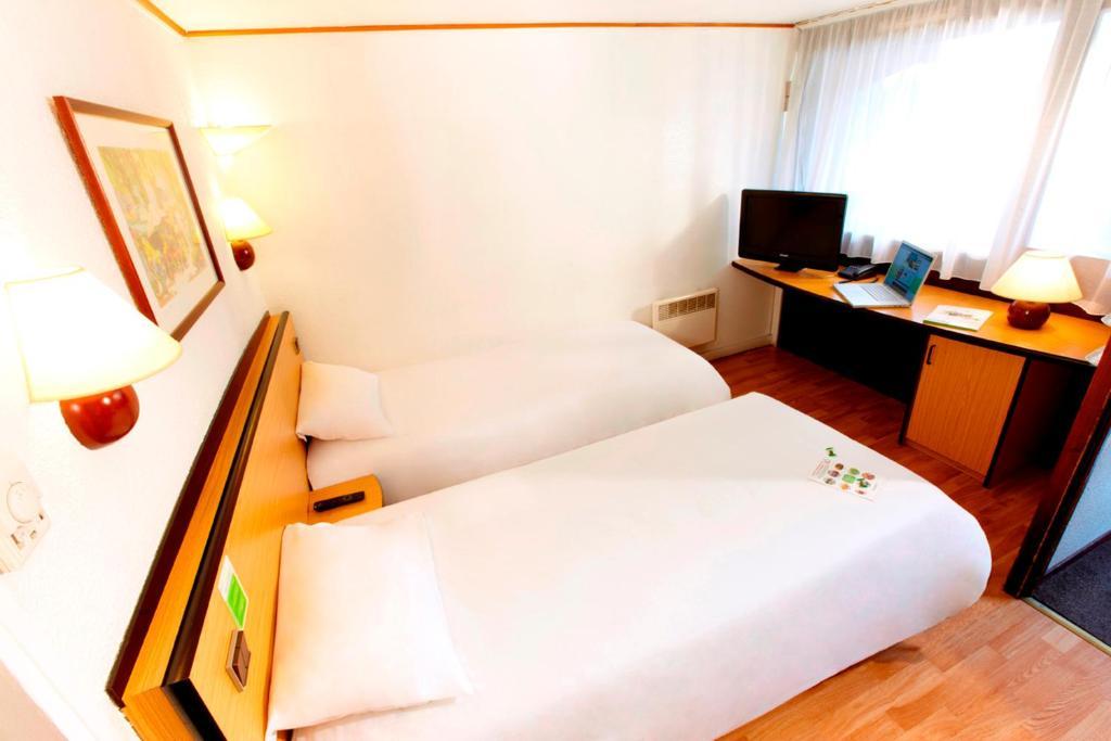Campanile Hotel Майенн Номер фото