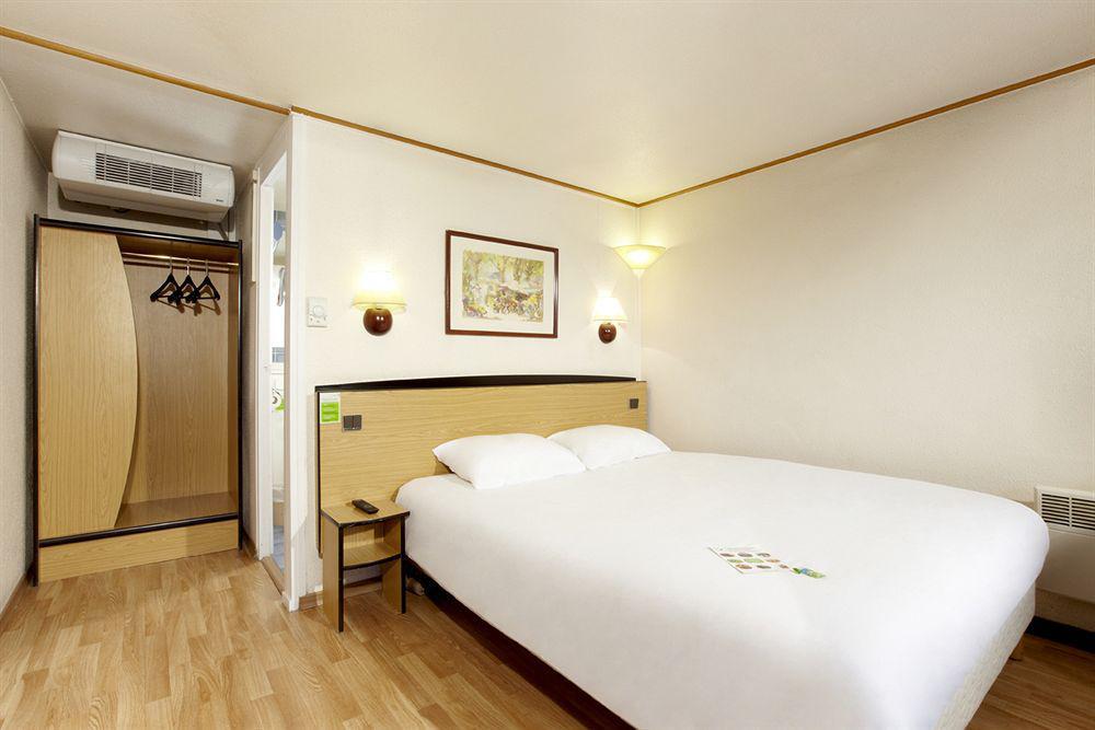Campanile Hotel Майенн Номер фото
